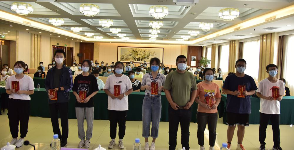 大同煤矿集团同生安顺煤业有限公司领导与受助学生在一起