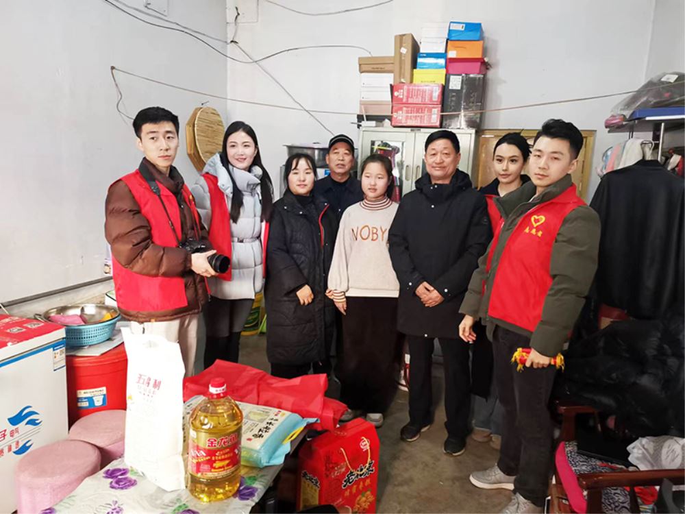 山西省融资再担保集团团支部爱心人士看望他们一直资助的家庭困难学生