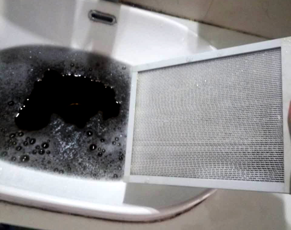 李叔叔家使用一个月后静电除尘器清洗出来墨汁般的黑水