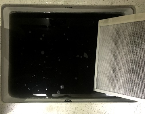 刘总家使用一个月后静电除尘器清洗出来墨汁般的黑水