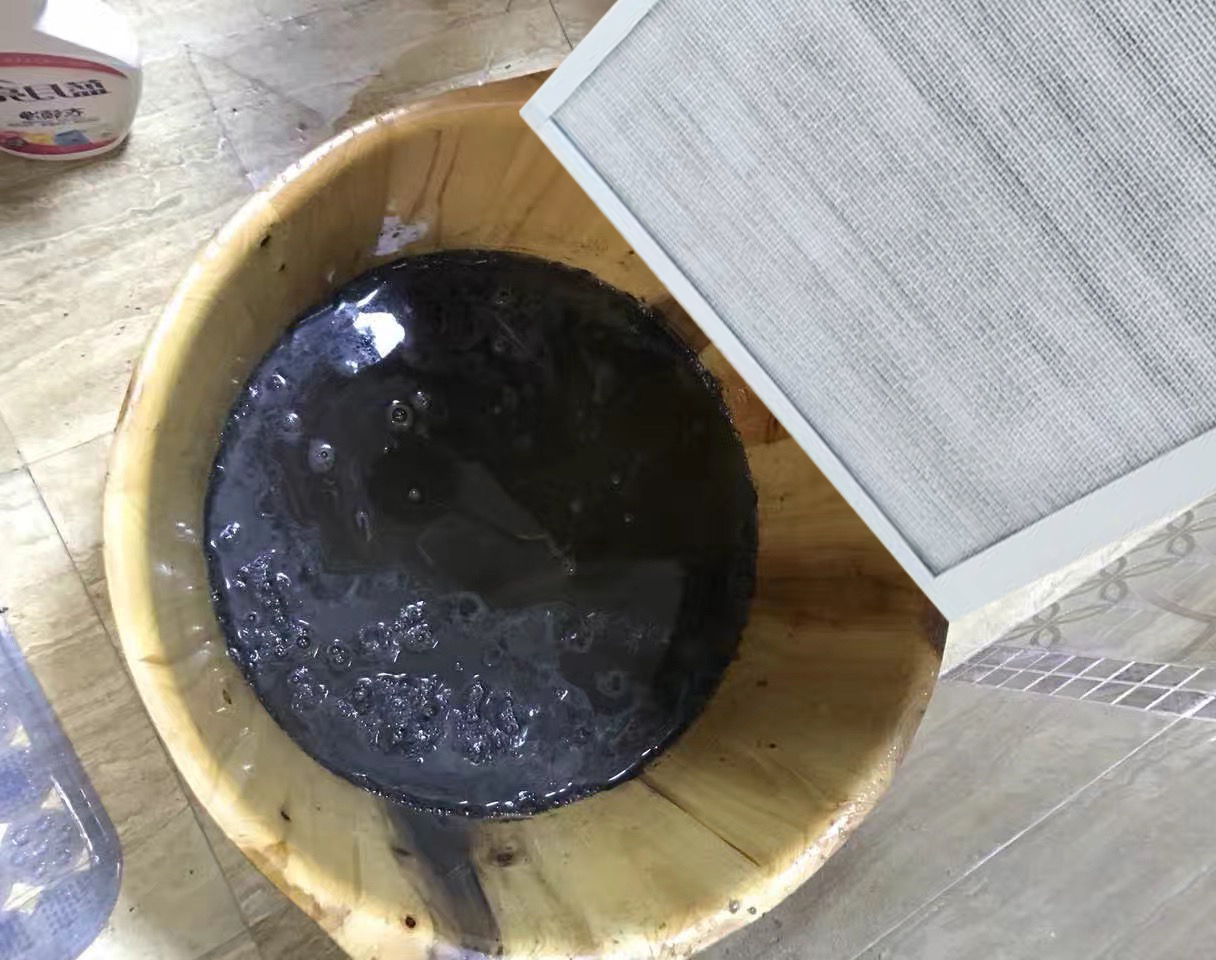 陈总家使用一个月后静电除尘器清洗出来墨汁般的黑水