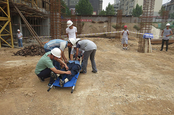 开展应急救援演练增强项目安全意识——记公司西花园项目施工现场安全急救演练
