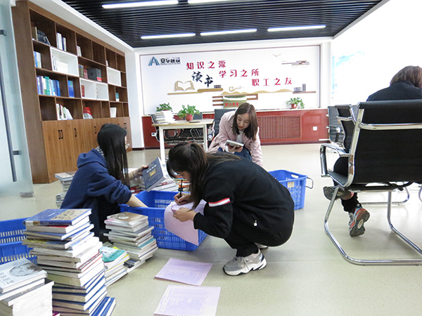 职工书屋添新书润物无声提素质