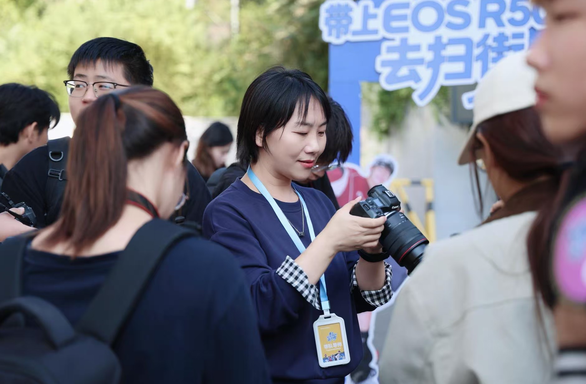 伍加伍摄影培训学校“带上佳能 EOS R50V 去扫街活动”第 19 场外拍实训活动落幕：佳能 EOS R50V 实战走进课堂