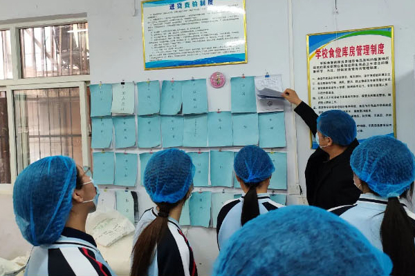 食堂透明行动——我校学生代表走进后厨，见证舌尖上的******