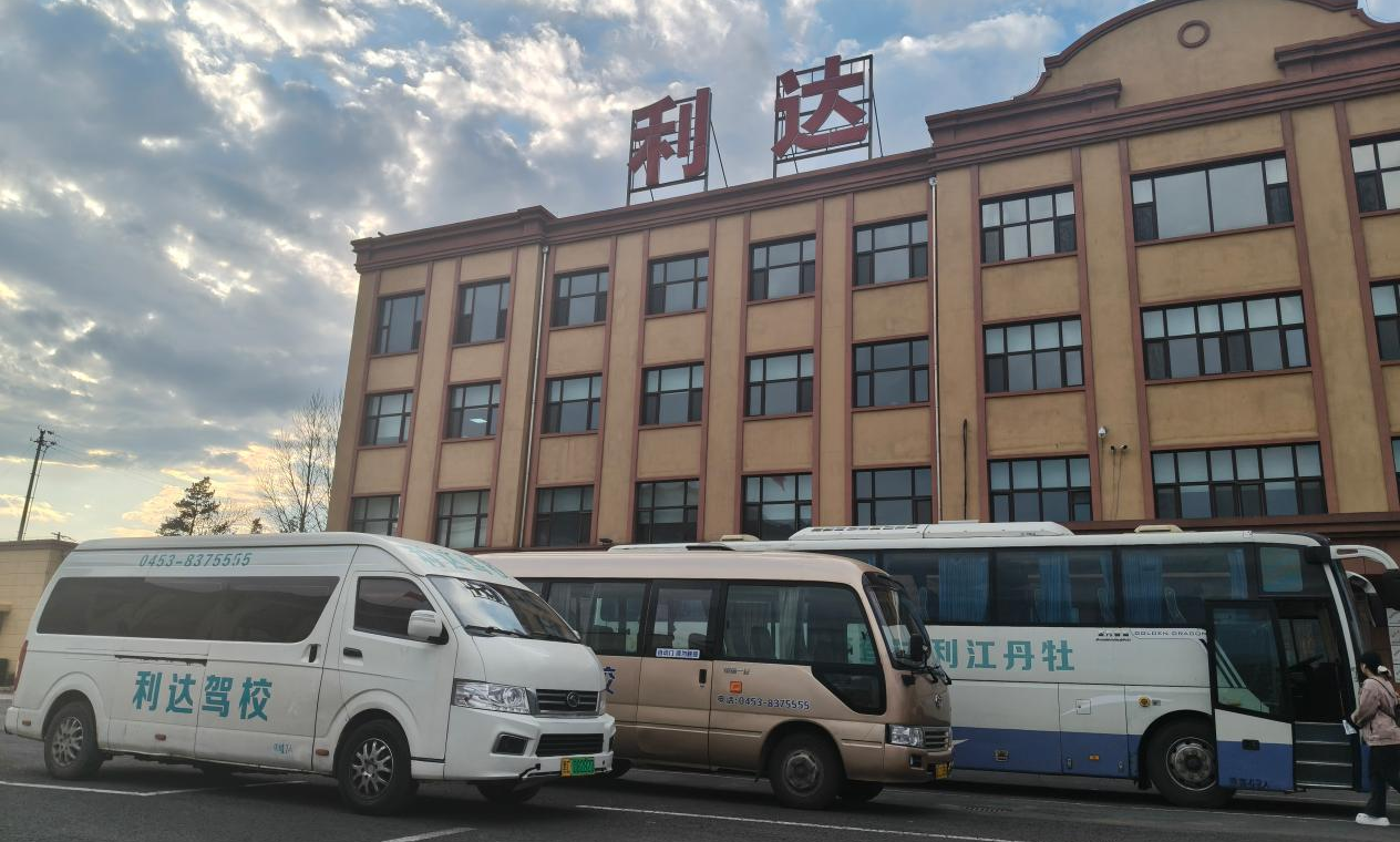 暑期学车正当时...大学生专属学车立减，还有免费食宿？