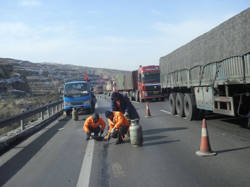 吕梁高速宽缝处理情况