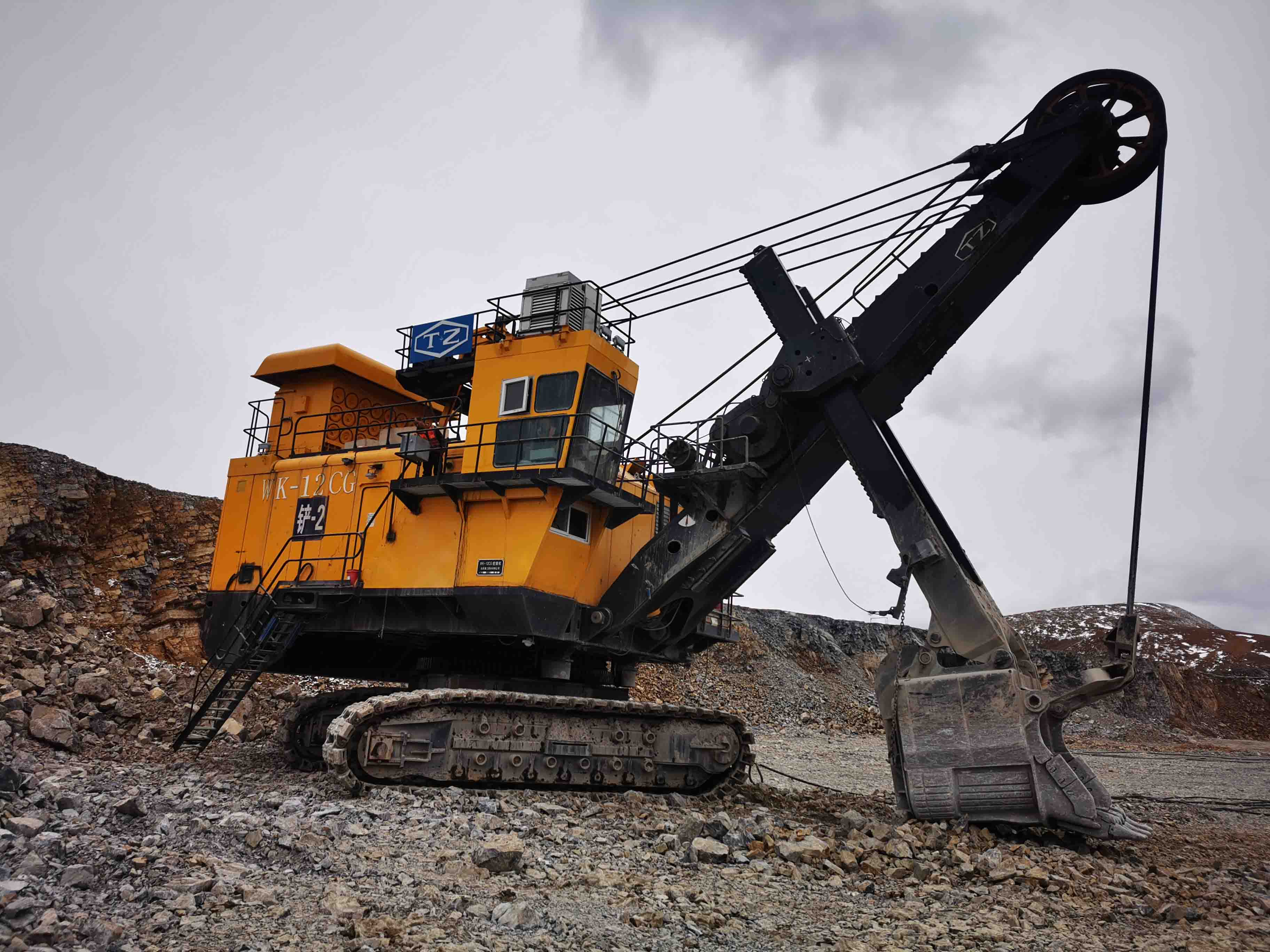 Provides spare parts for shovel in China copper mine