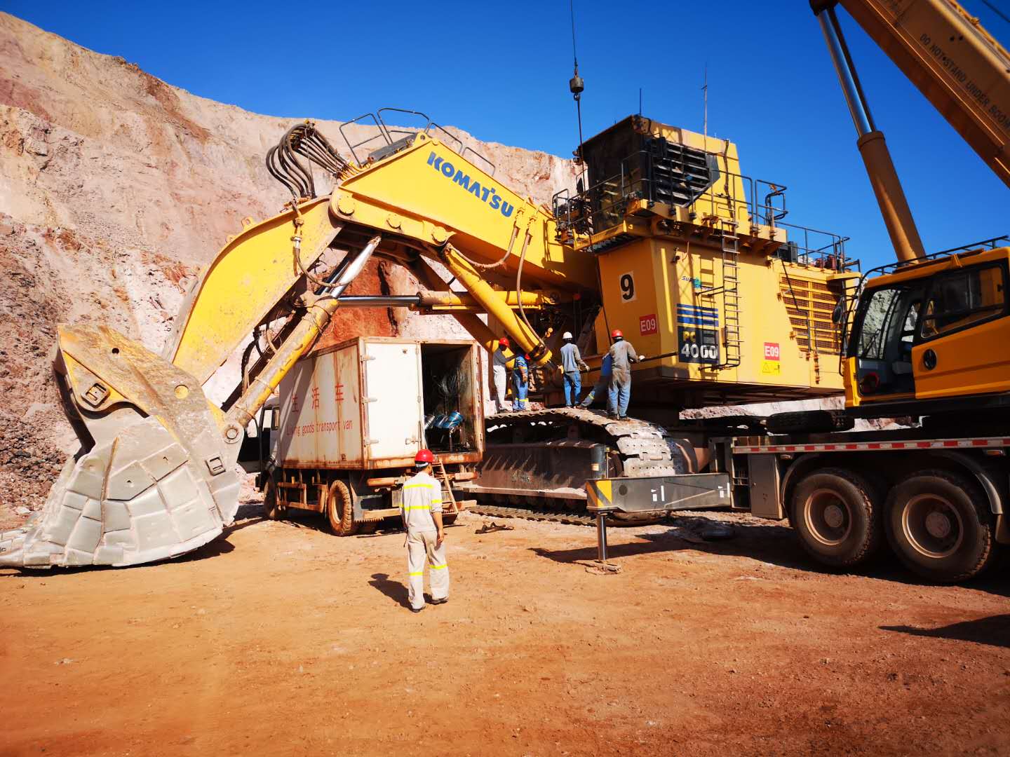 Provides spare parts for hydraulic excavators in Myanmar copper mine