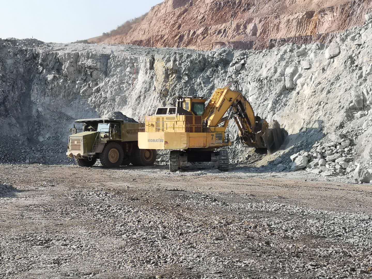 Provides spare parts for hydraulic excavators in Myanmar copper mine