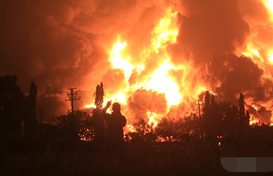 炼油厂发生火灾爆炸事故