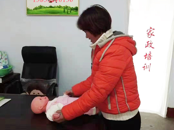 月嫂课堂实操练习