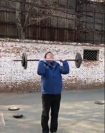 一分鐘挺舉杠鈴動(dòng)作