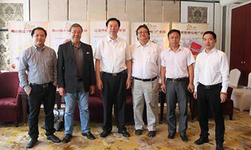 王世伟市长（左三）接见鞍山温州商会企业家
