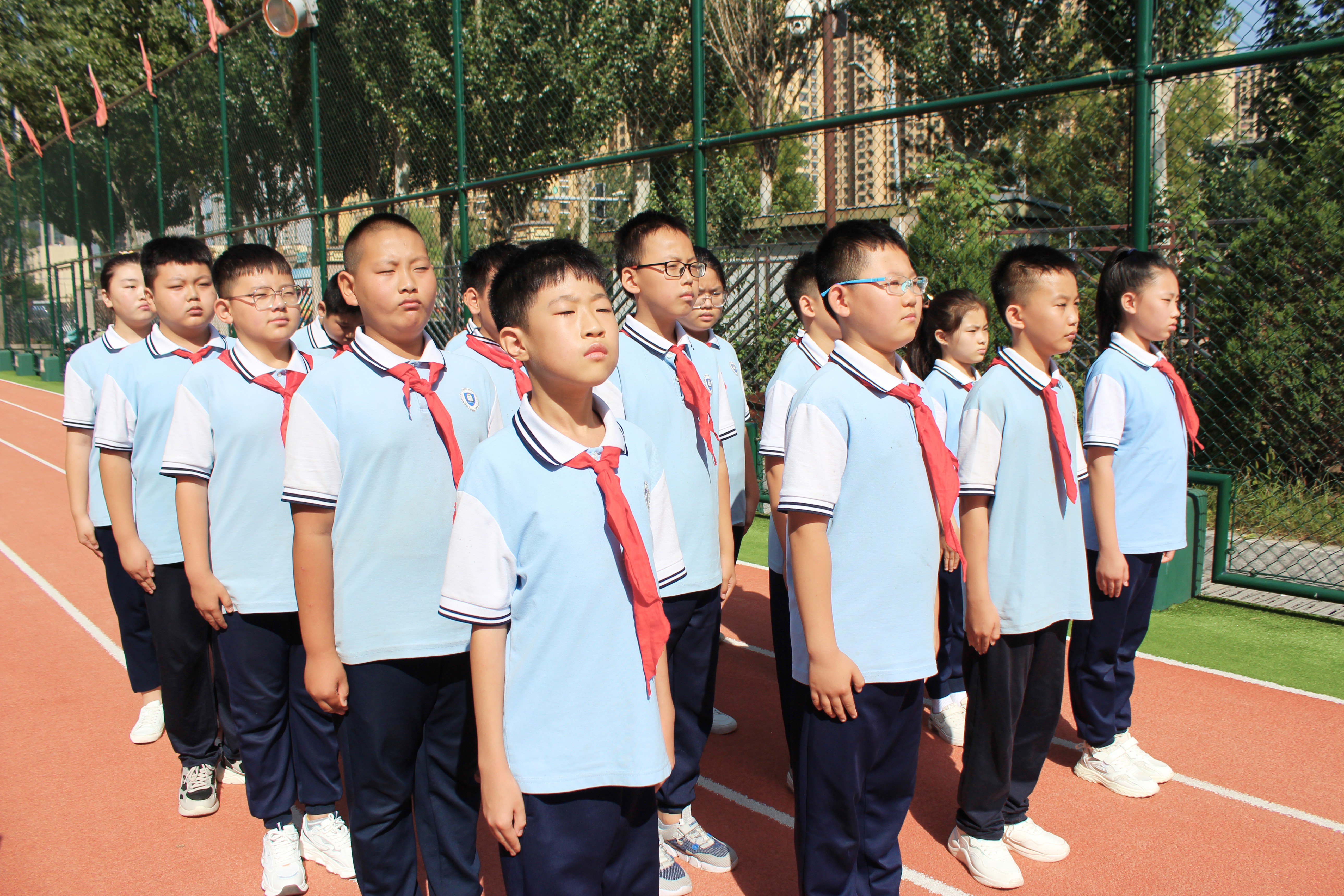 今朝学子展风采,明日驰骋舞彩虹—太原市彩虹双语学校新学期升旗仪式