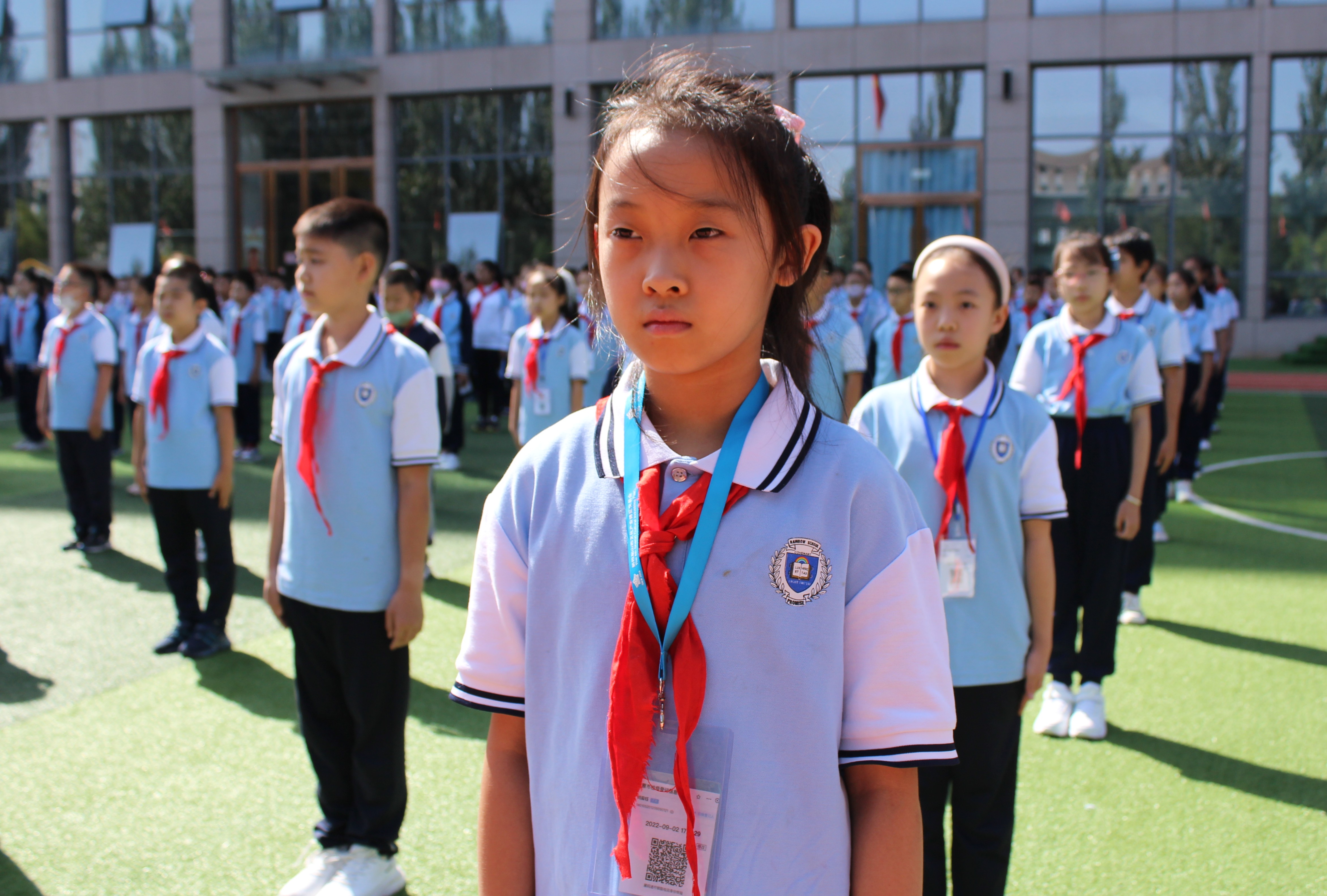 今朝学子展风采,明日驰骋舞彩虹—太原市彩虹双语学校新学期升旗仪式