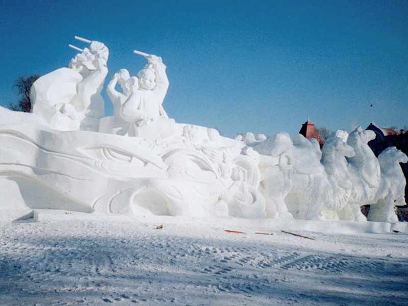 鐵人雪雕