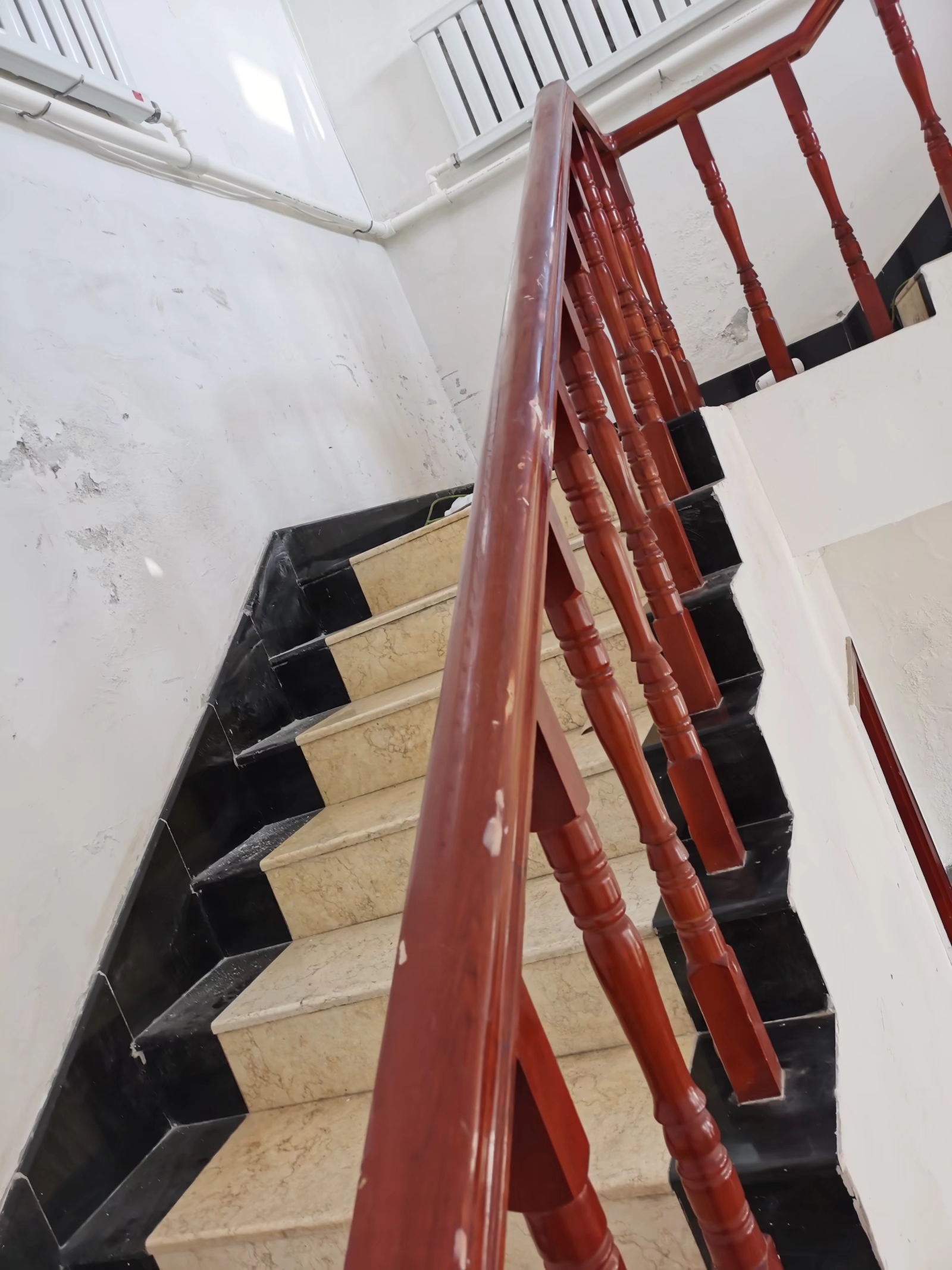 扶手楼体维修前